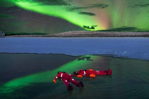 Pływanie wśród lodu w Laponii przy zorzy polarnej