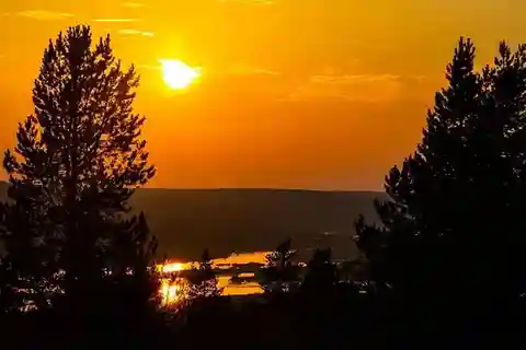 Rovaniemi : Soleil de minuit, balade en quad à l'heure dorée