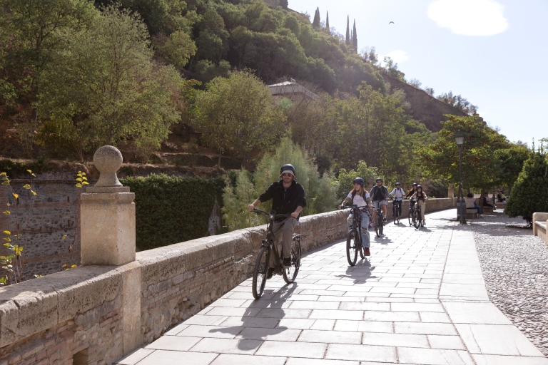 Granada: recorrido en bicicleta eléctrica por el Albaicín y el SacromonteTour privado en inglés