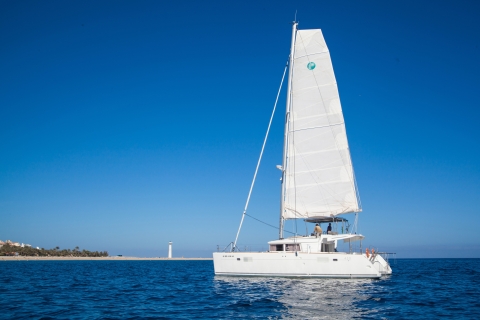Fuerteventura: croisière en catamaran de luxe magique en petit groupeCroisière d'une journée avec lieu de rendez-vous