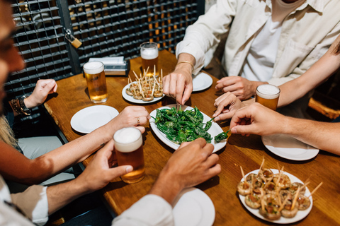 Madrid: Lokale Tapas en Wijn Tour met Drankjes & UitzichtMarket Bites & Tapas: culinaire tour met drankje op het dak