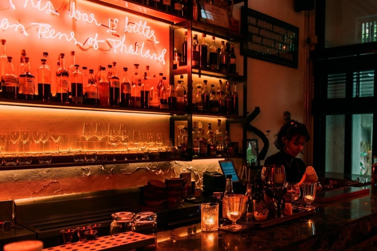 Bangkok: Recorrido nocturno guiado por bares con opción privadaRecorrido en grupo reducido con punto de encuentro