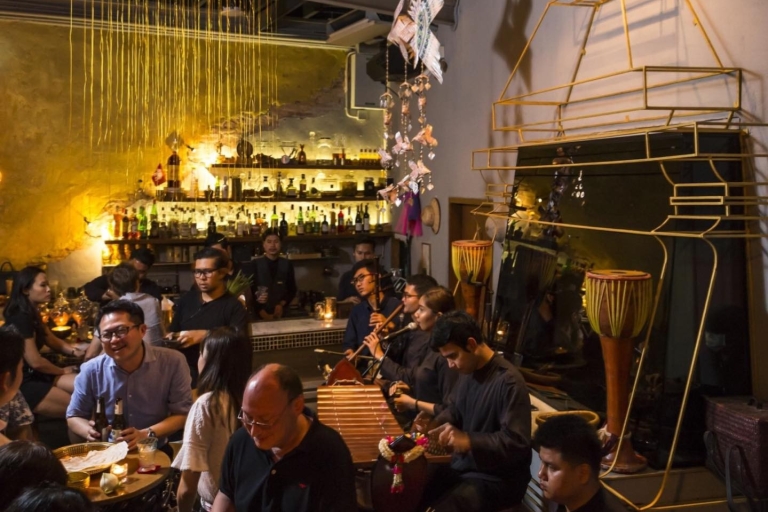 Bangkok: Recorrido nocturno guiado por bares con opción privadaRecorrido en grupo reducido con punto de encuentro