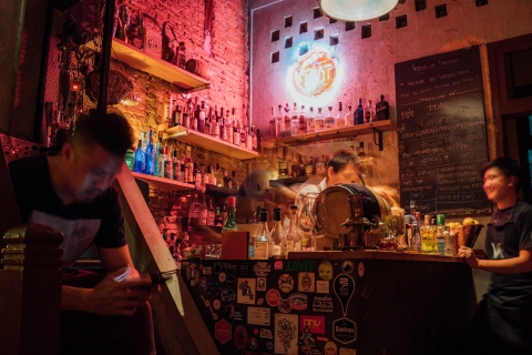 Bangkok: Recorrido nocturno guiado por bares con opción privadaVisita privada con punto de encuentro