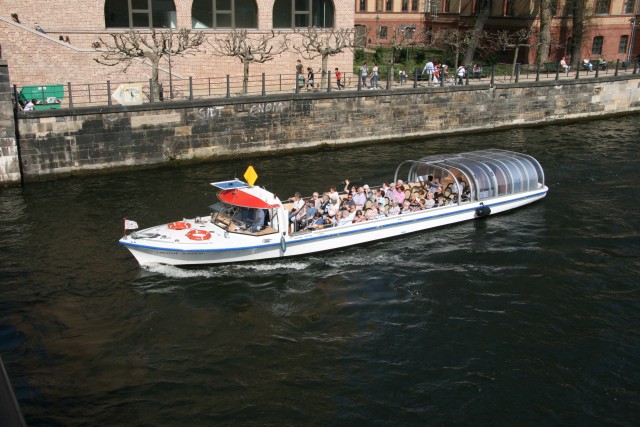 Berlin: E-Boat Sightseeing Spree Cruise with Audio Guide