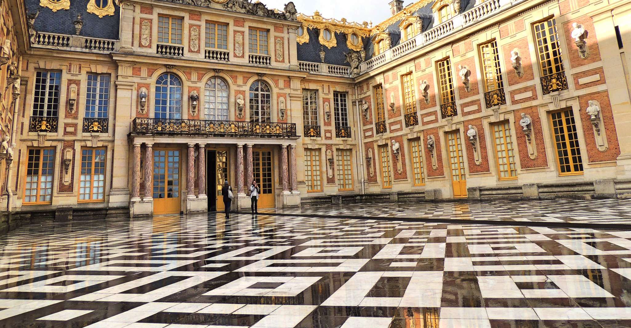 Versailles, Skip-the-Line Guided Palace Tour w/ Gardens - Hizvo