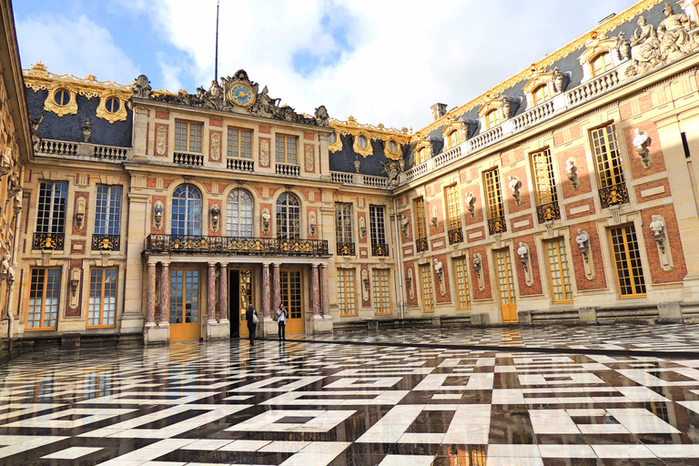 Versailles: Skip-the-Line Guided Palace Tour w/ Gardens Tour in English