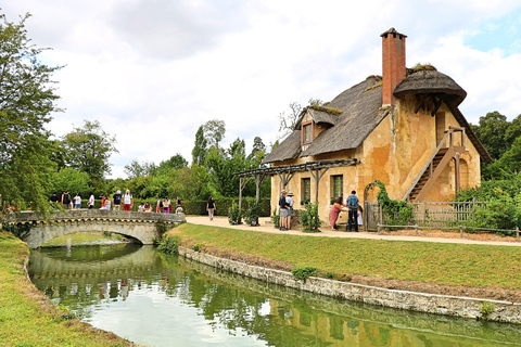 Versailles: ingresso prioritario e tour guidato del palazzo con giardiniTour in inglese con accesso ai Giardini e al Trianon