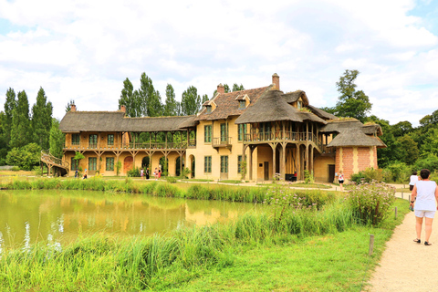 Versailles: Skip-the-Line Guided Palace Tour w/ Gardens Tour in French