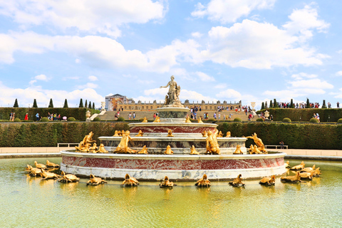 Versailles: Skip-the-Line Guided Palace Tour w/ GardensTour in Italian with Access to the Gardens and Trianon