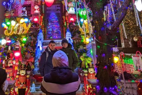 NYC: Guided Christmas Lights Bus Tour in Dyker Heights