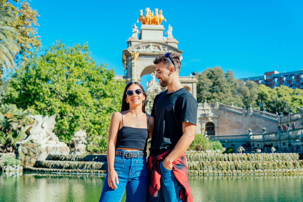 Barcelona: Professional Photoshoot at Arc de Triomf