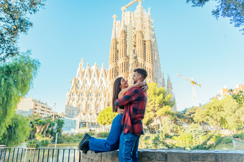 Barcelona: Sessão de fotos profissional fora da Sagrada FamíliaPremium (25 fotos editadas profissionalmente)