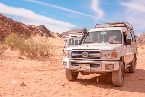 Hurghada: Jeep & Camel Safari with Dinner & Desert Fire Show