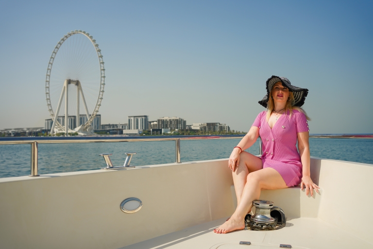Séance photo privée sur un yacht de la marina de Dubaï avec une robe volante
