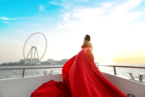 Séance photo privée sur un yacht de la marina de Dubaï avec une robe volante