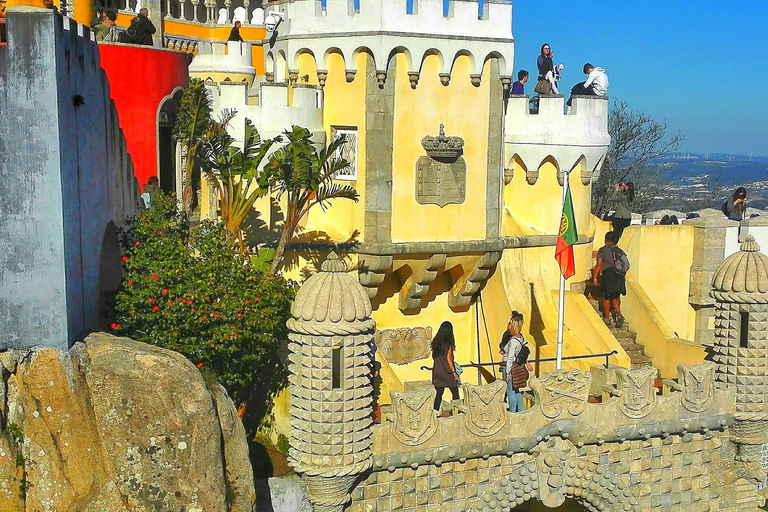 Sintra: Tour privato al Palazzo Pena e alla RegaleiraDa Lisbona o Cascais: tour privato di Sintra di un&#039;intera giornata