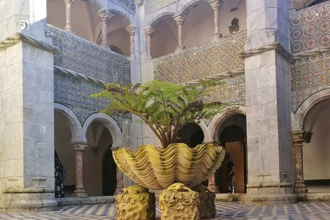 Sintra: Tour privato al Palazzo Pena e alla RegaleiraDa Lisbona o Cascais: tour privato di Sintra di un&#039;intera giornata