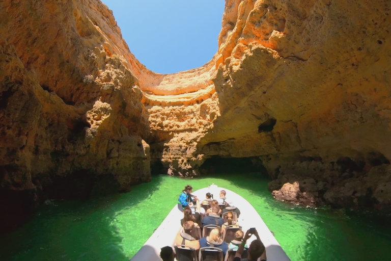Albufeira : grotte de Benagil et croisière touristique avec les dauphinsAlbufeira : croisière à la grotte de Benagil et les dauphins