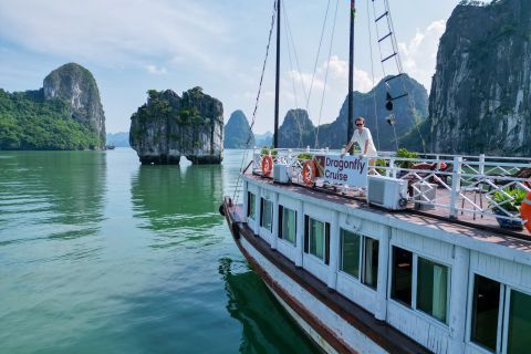 Hanoi: eilanden, grotten, kajak en Halong Dragonfly-boottocht