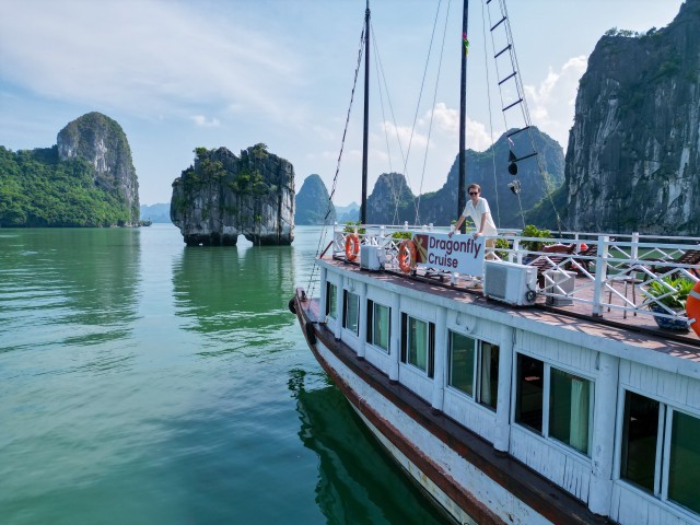 Visit Hanoi Islands & Caves Ha Long Cruise with Lunch & Kayaking in Baía de Ha Long