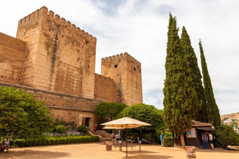 Granada: Schnitzeljagd und Stadtbesichtigung mit SelbstführungGranada: Alhambra Schnitzeljagd und Sightseeing Audio Guide