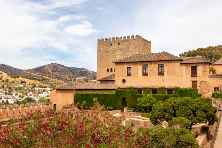 Granada: Scavenger Hunt and City Sights Self-Guided Tour Granada: Alhambra Scavenger Hunt and Sightseeing Audio Guide