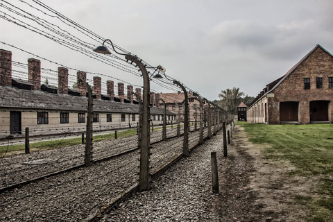 Desde Cracovia Traslado de ida y vuelta en autobús Auschwitz-BirkenauTraslado de ida y vuelta, billete de entrada y visita guiada