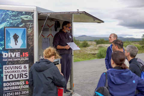 Silfra: Schnorcheln zwischen tektonischen Platten, Treffen vor OrtSilfra: Schnorcheln zwischen tektonischen Platten