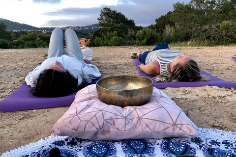 Avventura privata di Es Vedra YogaIbiza Yoga: esperienza privata di yoga magico a Es Vedra