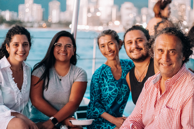 Honolulu: croisière en catamaran avec musique et feux d'artifice dans la baie de Waikiki