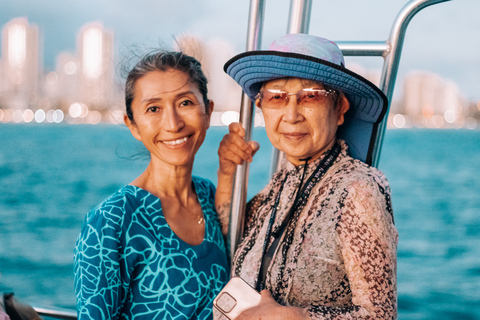 Honolulu: croisière en catamaran avec musique et feux d'artifice dans la baie de Waikiki