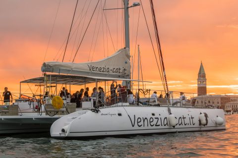 Depuis Venise : croisière jazz en catamaran au coucher du soleil avec apéritif