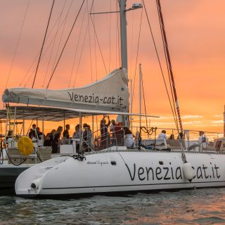 From Venice: Catamaran Sunset Jazz Cruise with Aperitivo