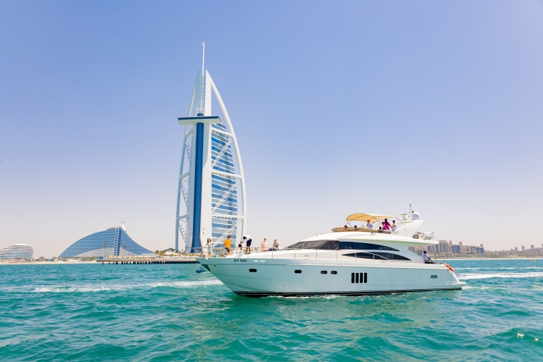 Dubai Coastline Yacht Tour + BBQ of picknick & virtuele gidsThe Dubai Luxury Yacht Tour - 3 uur Atlantis Tour + Live BBQ