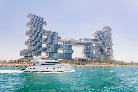 Dubai Coastline Yacht Tour + BBQ of picknick & virtuele gidsThe Dubai Luxury Yacht Tour - 3 uur Atlantis Tour + Live BBQ