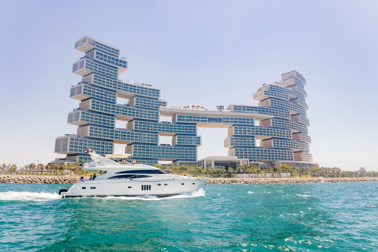 Dubai Coastline Yacht Tour + BBQ oder Picknick & Virtueller GuideDie Dubai Luxus Yacht Tour - 2 Stunden Tour mit Frühstück