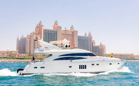 Dubai Coastline Yacht Tour + BBQ oder Picknick & Virtueller Guide