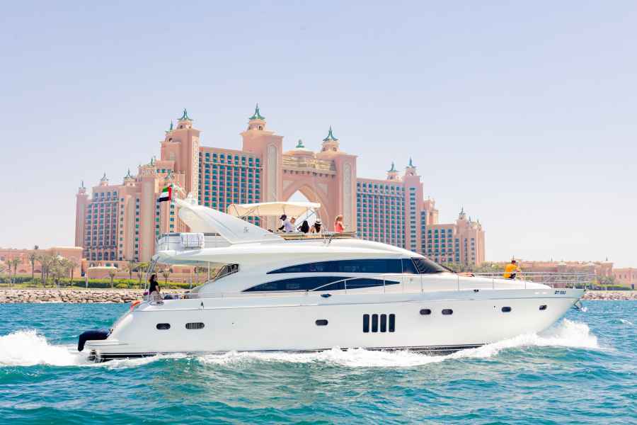 Dubai: Luxuriöse Yachttour mit der Option auf ein BBQ-Mittagessen. Foto: GetYourGuide