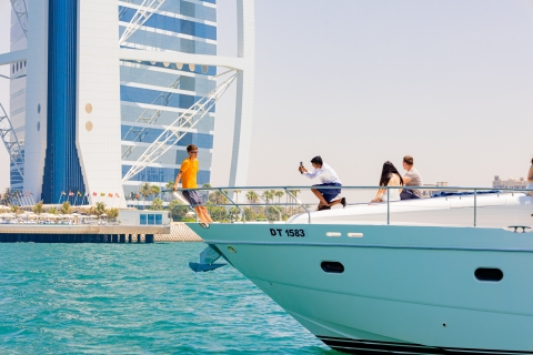 Wycieczka jachtem wzdłuż wybrzeża Dubaju + grill lub piknik i wirtualny przewodnikDubai Luxury Yacht Tour – 3-godzinna wycieczka Atlantis + grill na żywo