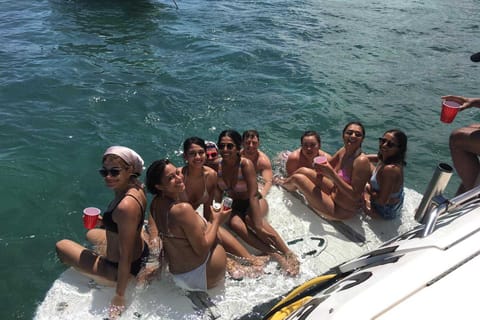 Miami Beach: Yacht Cruise with Swim Stop