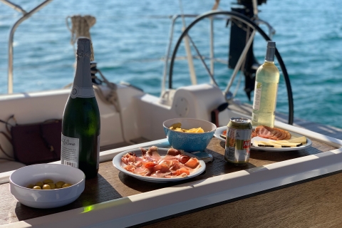 Mallorca: Navegación al mediodía o al atardecer con aperitivos y barra libreNavegación privada de mediodía en Mallorca con aperitivos ligeros y abierta