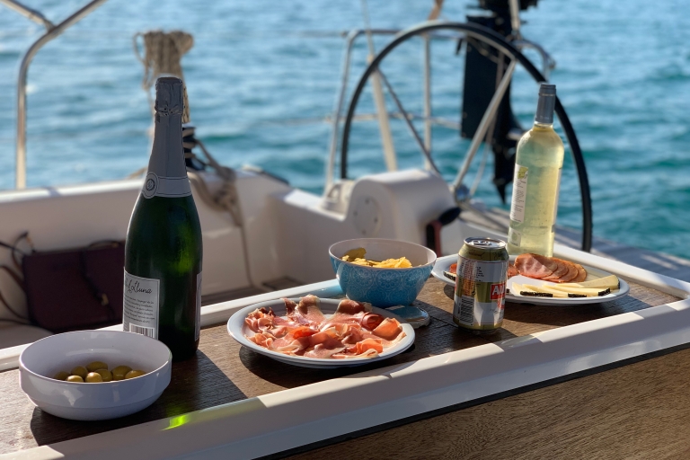 Mallorca : Navigation à midi ou au coucher du soleil avec snacks et Open BarMallorca Open Sunset Sailing avec Light Snacks et Open Bar