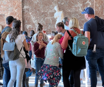 Paris Louvre: 2-Hour Private Tour for Groups or Families