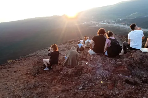 Au départ de Catane : Excursion au coucher du soleil sur l'Etna avec dégustation et grotte