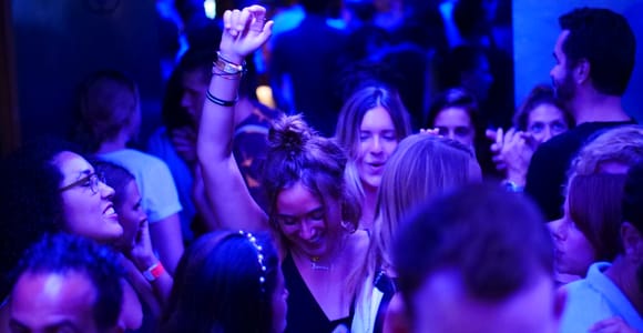 Nizza: Ultimative Party-Kneipentour mit kostenlosen Shots & VIP-Club-Eintritt