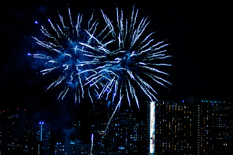 Honolulu: croisière en catamaran avec musique et feux d'artifice dans la baie de Waikiki