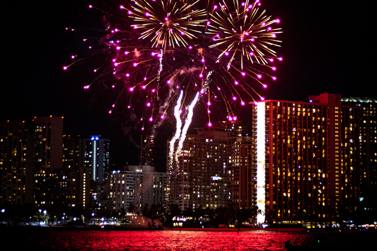 Honolulu: Waikiki Bay muziek en vuurwerk catamarancruise