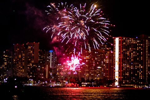 Honolulu: Waikiki Bay muziek en vuurwerk catamarancruise