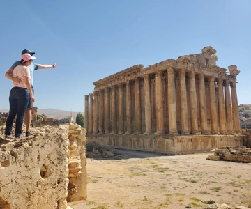 Baalbek-templer og Ksara-huler m/hentning, guide, indgange + frokost